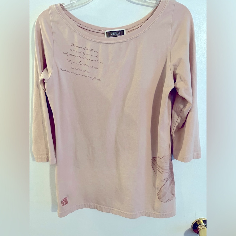 Pale peachy pink three-quarter sleeve printed yoga top
